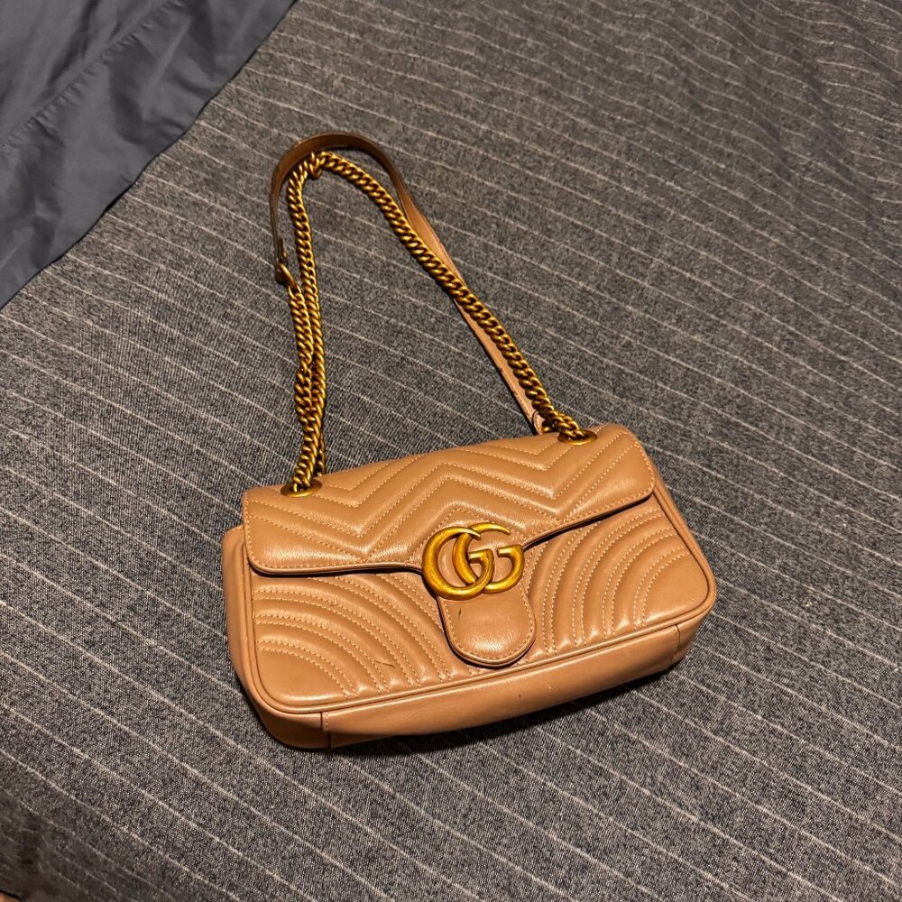 Gucci hand purse. Tan and Gold